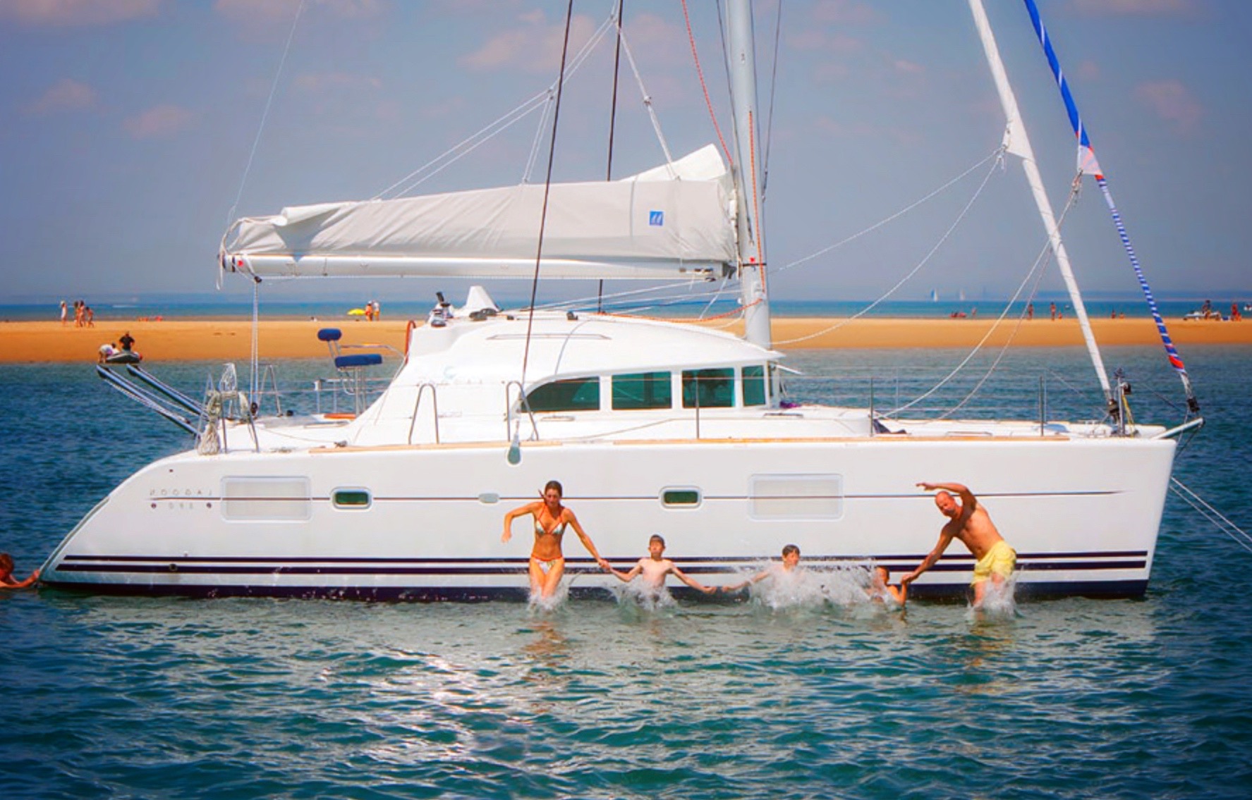 Une famille profitant d’une croisière sur un catamaran Lagoon 📸 arjahtu